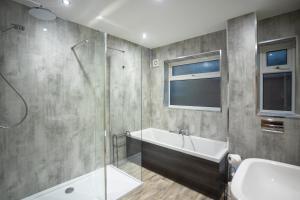 Stylish 2-Bed Apartment with Parking & City Access