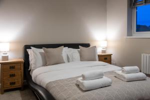 Stylish 2-Bed Apartment with Parking & City Access