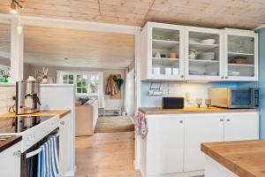 Cosy Classic Holiday Cottage With A Large Natural Plot And Lovely Terrace Close To The Family-Friendly Grenaa Beach, Forest, Dunes And Local