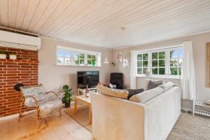 Cosy Classic Holiday Cottage With A Large Natural Plot And Lovely Terrace Close To The Family-Friendly Grenaa Beach, Forest, Dunes And Local