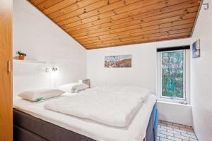 Spacious And Inviting Pool House With Spa, Sauna, Rooftop Terrace And Room For The Whole Family Just 300 Metres From The Water And Close To