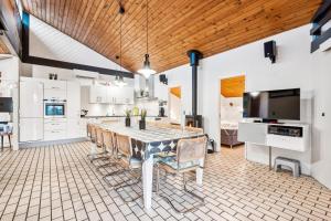 Spacious And Inviting Pool House With Spa, Sauna, Rooftop Terrace And Room For The Whole Family Just 300 Metres From The Water And Close To