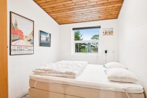 Spacious And Inviting Pool House With Spa, Sauna, Rooftop Terrace And Room For The Whole Family Just 300 Metres From The Water And Close To