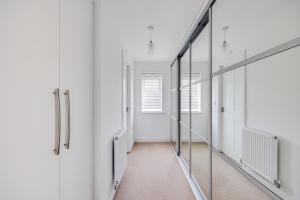 Stunning Detached House with Driveway Parking, Office Room, Self-Check-In, Fast WiFi and Smart TV with Sky and Netflix by Yoko Property