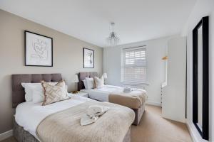 Stunning Detached House with Driveway Parking, Office Room, Self-Check-In, Fast WiFi and Smart TV with Sky and Netflix by Yoko Property