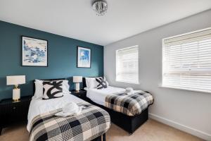 Stunning Detached House with Driveway Parking, Office Room, Self-Check-In, Fast WiFi and Smart TV with Sky and Netflix by Yoko Property