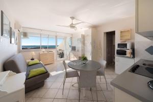 As21522 - P2 climatisé avec belle vue sur la Mer avec piscine et parking privé