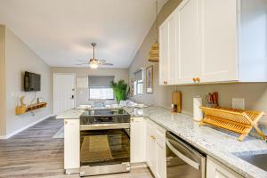 Dtwn Palm Harbor Condo Walk to Water!