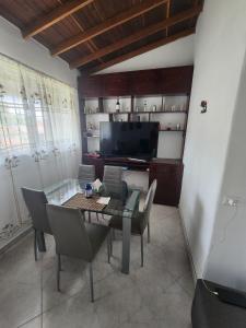 comoda habitacion con baño compartido