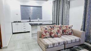 Lastborn Home I Sinza