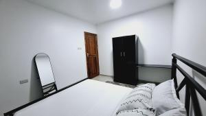 Lastborn Home I Sinza