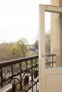 2ndhomes Central 2BR Apartment with Sauna & Balcony