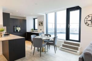 Stunning Old Trafford 2 Bed Penthouse w Terrace