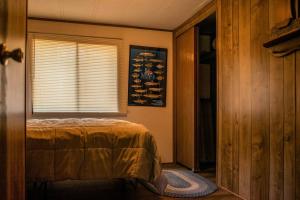 3BR waterfront lake house with dock, gazebo, boats