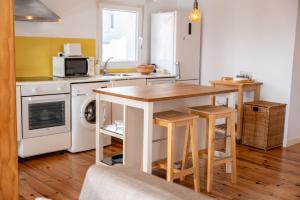 Warm and Inviting, Central location by urbanhosting