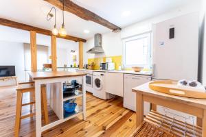 Warm and Inviting, Central location by urbanhosting