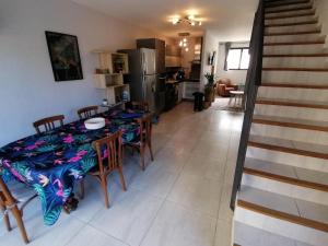 T3 Independant de 62 m2, place de parking privé, au calme et central, avec jardinet et balcon