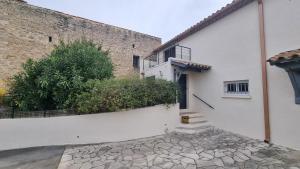 T3 Independant de 62 m2, place de parking privé, au calme et central, avec jardinet et balcon