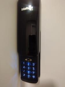 Um dormitório com varanda ao lado do shopping Morumbi