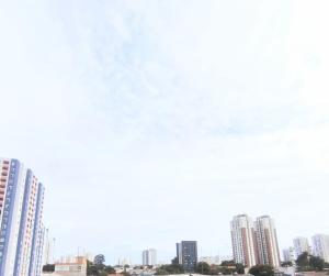 Um dormitório com varanda ao lado do shopping Morumbi