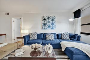 Stunning 2-Bedroom Condo with Beach Service 614