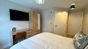 3 bedroom modern apartment - Canley