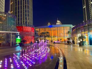 Stunning Burj Khalifa & Fountain Views - Luxury 2BR - 5 minutes walk to Dubai Mall