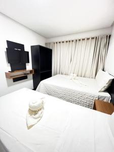Suíte S2 Cama casal 1 solteiro banheiro · Alicena Suítes na Ponta do Mutá S2