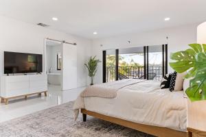 February Sale! 4BR - Private Yard, Grill, Soaking Tub, Near Coral Gables & MIA Airport