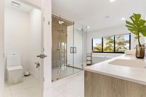 February Sale! 4BR - Private Yard, Grill, Soaking Tub, Near Coral Gables & MIA Airport