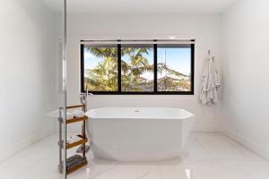 February Sale! 4BR - Private Yard, Grill, Soaking Tub, Near Coral Gables & MIA Airport