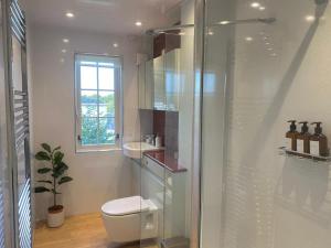 Spacious 2-bed with Free Parking