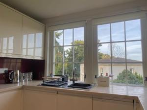 Spacious 2-bed with Free Parking