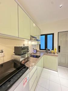 NEWLY REnOVATED Comfy Beachfront View at Seri Bulan Port Díckson