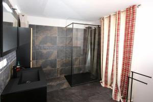 Appartements Charming historic gem with modern flair in Leynhac : photos des chambres
