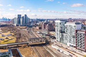 Rare Designer Condo King Bed with Free Parking