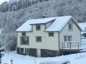 Fiskesenter Birkeland Guesthouse - Tomrefjord