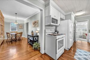 University Place, family stay, practically on JBU campus