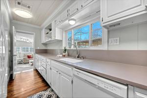University Place, family stay, practically on JBU campus
