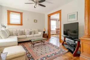 The Carew House Sleeps 10 Fenced 4BR Full Kitchen Steps2 YCP - Хановер