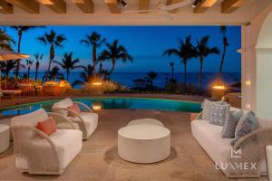 Beautiful 5 Bd Villas Del Mar Villa Staffed & Steps from the Beach