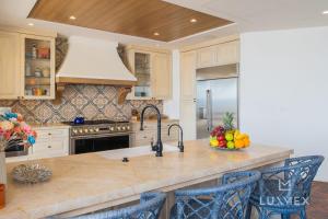 Beautiful 5 Bd Villas Del Mar Villa Staffed & Steps from the Beach