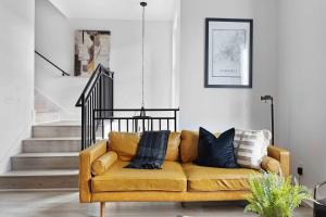 The Bluestem - Stylish Design, Rooftop with Firepit!