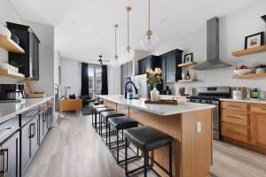 The Bluestem - Stylish Design, Rooftop with Firepit!