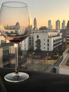 Zimmer mit eigenem Badezimmer - 1 Bahn-Station zur Messe und HBF