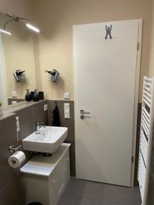 Zimmer mit eigenem Badezimmer - 1 Bahn-Station zur Messe und HBF