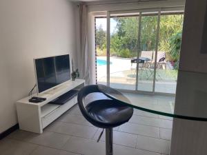 Proche bord de mer, au calme, nature avec piscine