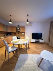 Modern & cozy apartment near hockey & football arena