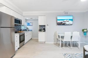 100 Steps to beach access - 5 minute walk to the Village - Private Porch