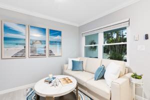 100 Steps to beach access - 5 minute walk to the Village - Private Porch